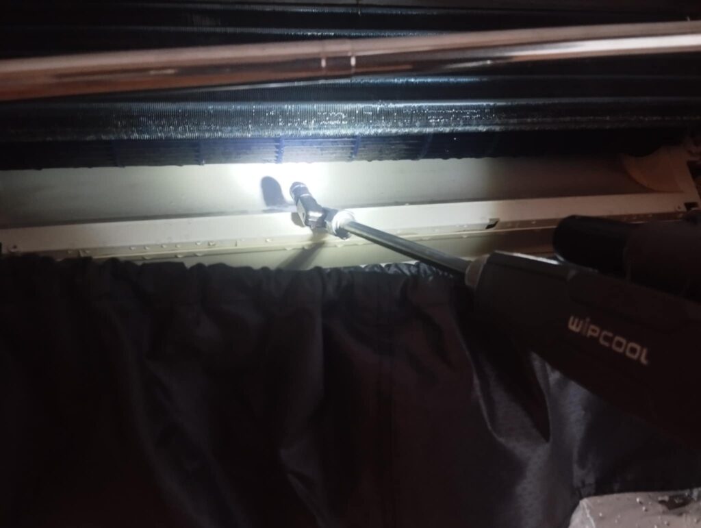 A rendszeres klímakarbantartás nyáron nemcsak kényelmesebbé és egészségesebbé teszi az otthonod, hanem hozzájárul az energiatakarékos klímahasználathoz is.